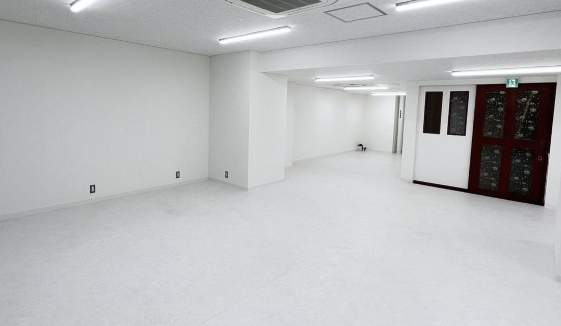 施工後：白い壁と天井に仕上がった室内