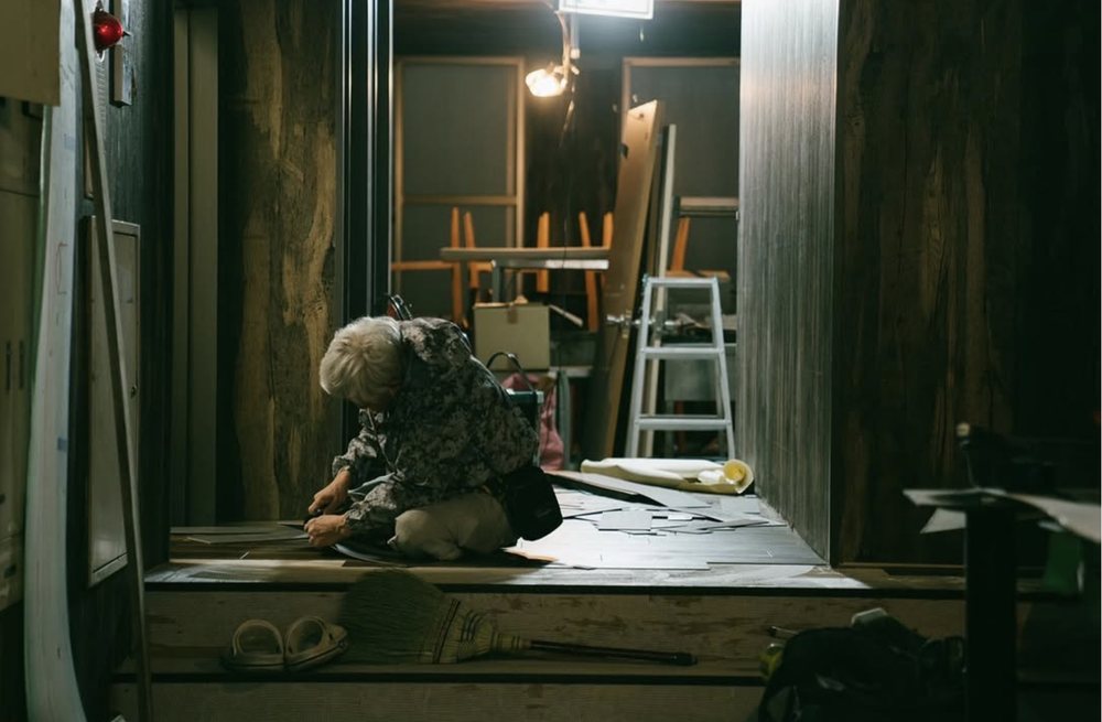 作業風景：店舗の床を施工する職人